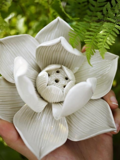 Incense Holder - Blooming Lotus Flower (L / Off-White) - Shakti
