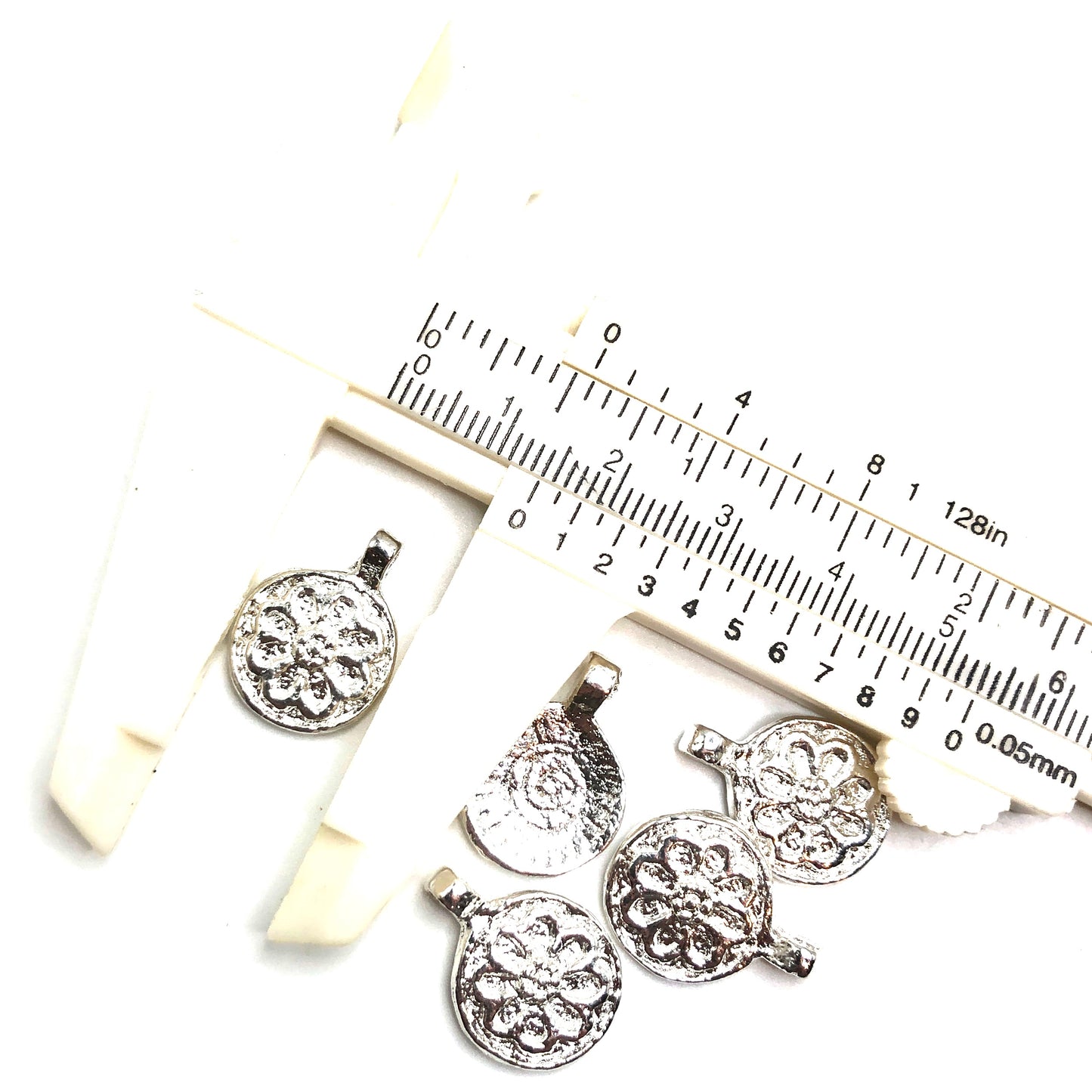 B&C Charms - Round Flower