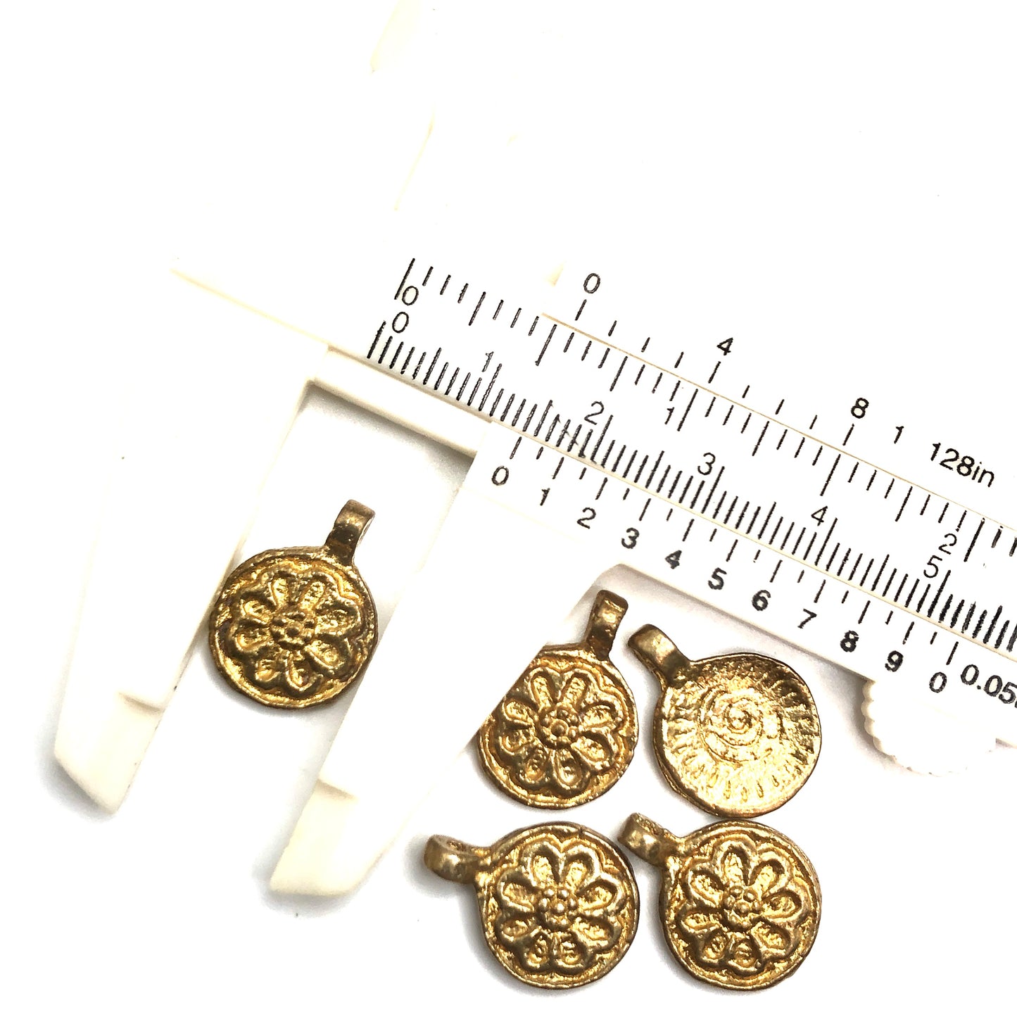 B&C Charms - Round Flower