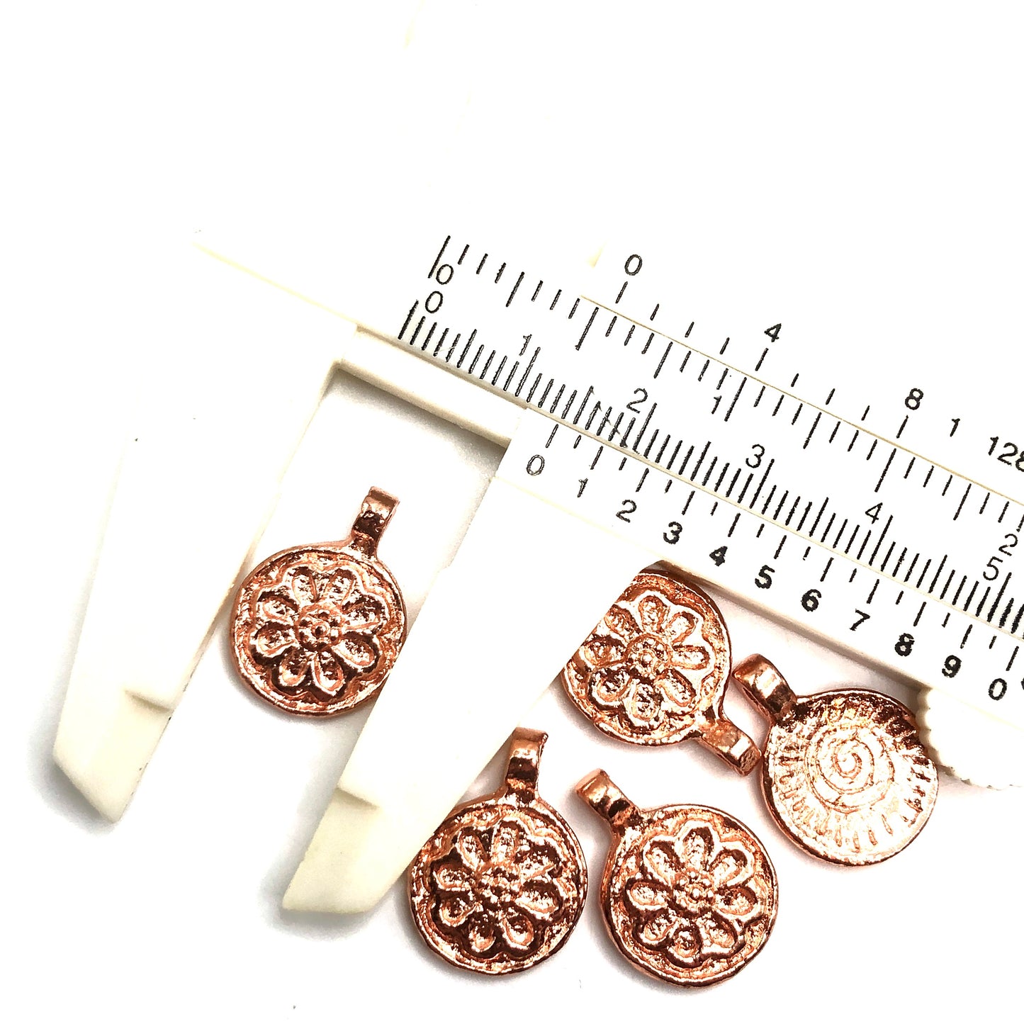 B&C Charms - Round Flower