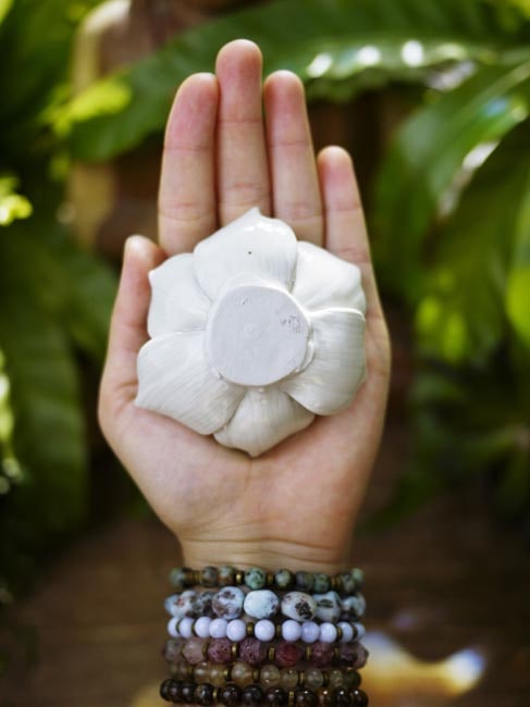 Incense Holder - Blooming Lotus Flower (S / Off-white) - Shakti