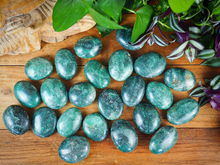 Load image into Gallery viewer, Fuchsite Palm Stones